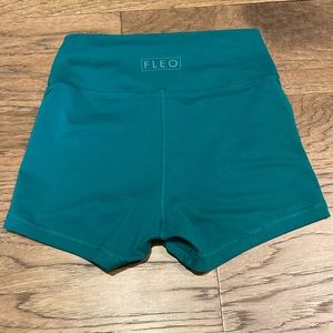 GUC size small fleo shorts